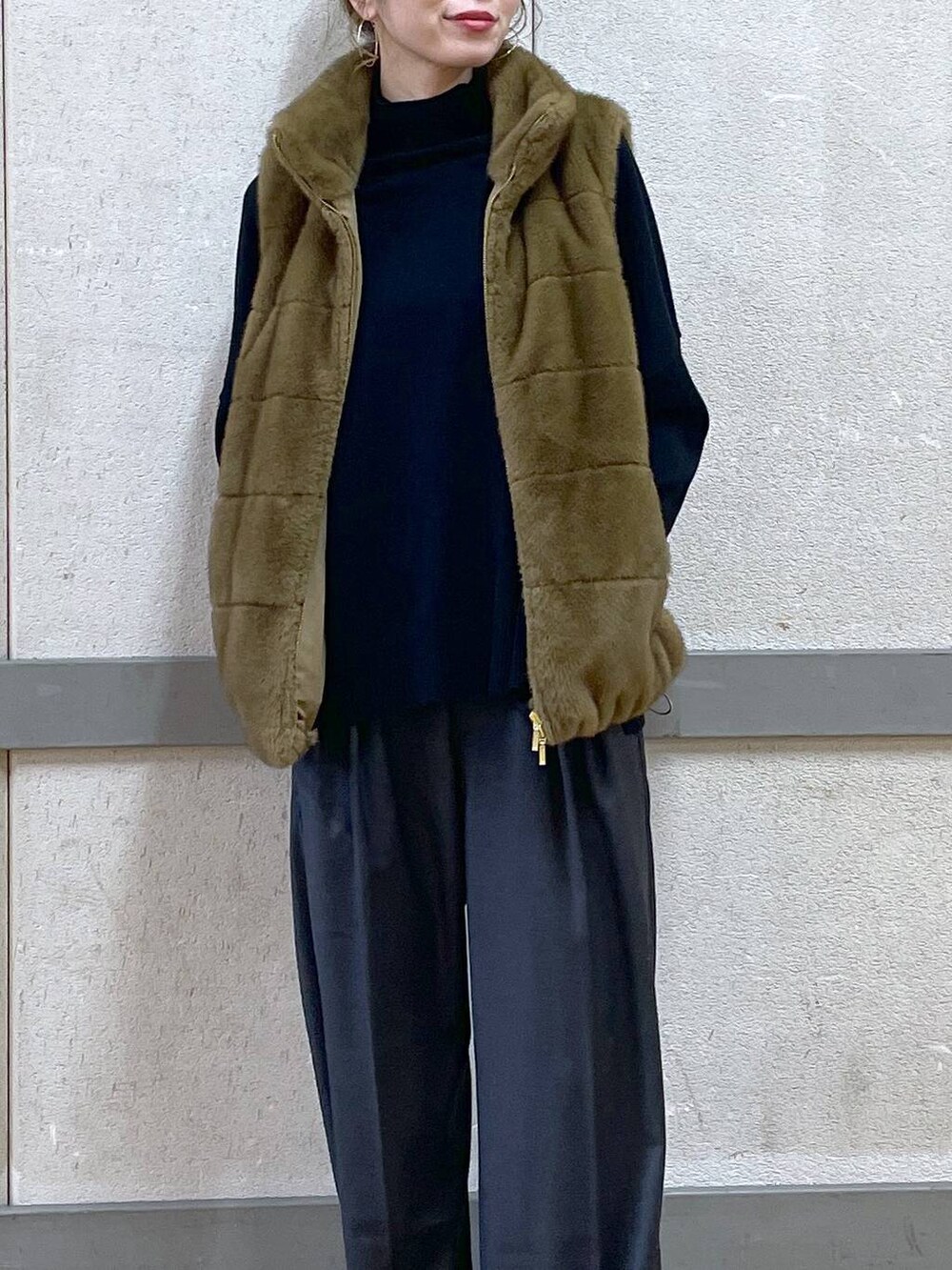 「ワントーン、高見え、ラフ、骨格ウェーブ、高身長、フェミニン、きれいめ、カジュアル、ウォッシャブル、メガネ、BARNYARDSTORM、メガネ女子、ベスト、ニット、ワイドパンツ」｜「BARNYARDSTORMのBARNYARDSTORM / UVカットラウンドグラス（メガネ、ブラック系）」を使った、みかさん（レディース・174cm）の冬コーディネートの4枚目の写真