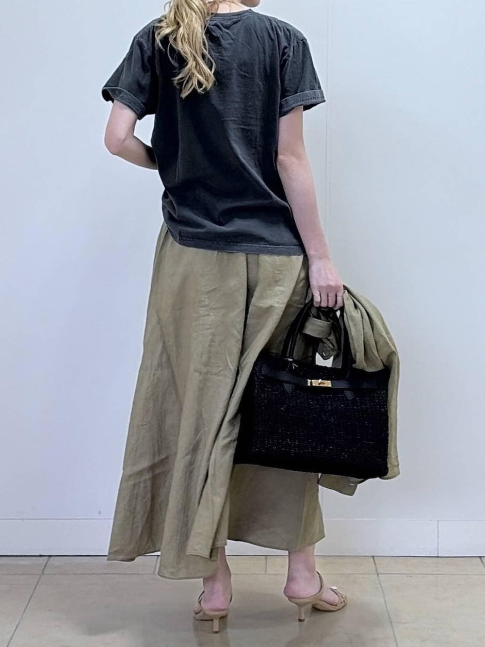 ベージュ系のシャツ/ブラウス、ベージュ系のスカート、グレー系のTシャツ/カットソーを着用したレディースの春コーディネートの2枚目の写真