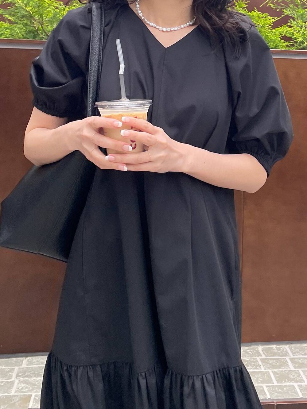 その他のサンダル、ブラック系のワンピース、ブラック系のタンクトップを着用したレディースの春コーディネートの7枚目の写真