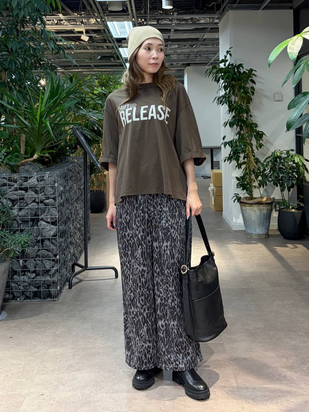 ブラック系のトートバッグ、ブラウン系のTシャツ/カットソーを着用したレディースの秋コーディネートの2枚目の写真