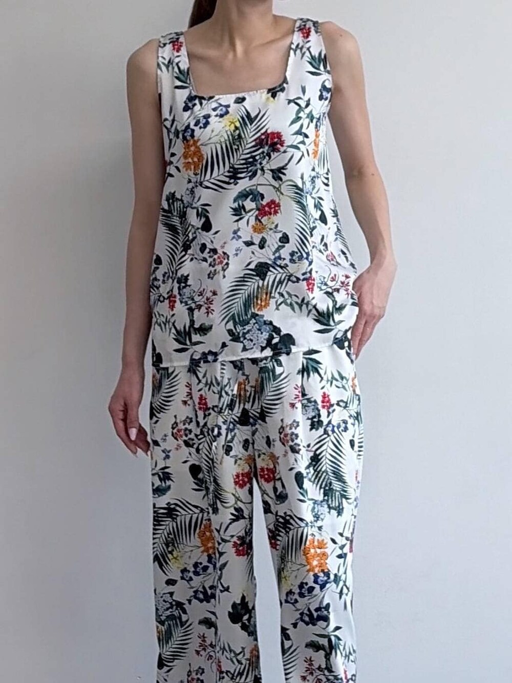 ホワイト系のタンクトップ、ホワイト系のその他パンツ、ベージュ系のパンプスを着用したレディースの冬コーディネートの3枚目の写真