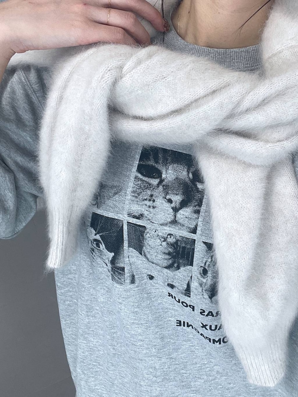 ブラック系のトートバッグ、ブラック系のブーツ、ホワイト系のTシャツ/カットソーを着用したレディースの秋コーディネートの3枚目の写真