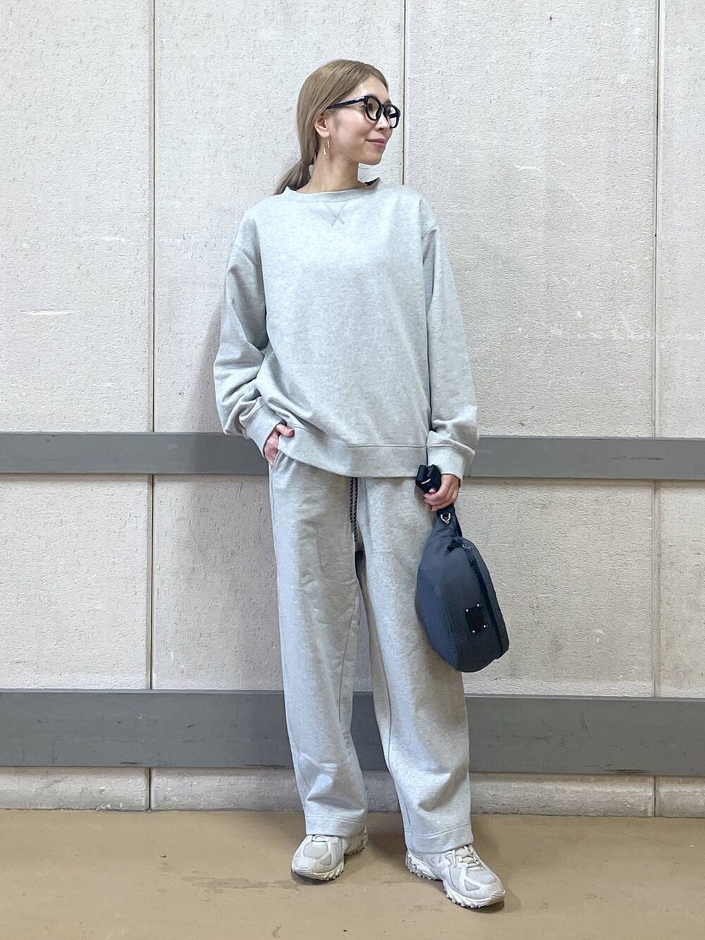 「メガネ女子、セットアップ、スウェット、スウェットパンツ、ワントーン、高見え、ラフ、骨格ウェーブ、高身長、きれいめ、カジュアル、ウォッシャブル、メガネ、BARNYARDSTORM」｜「BARNYARDSTORMのBARNYARDSTORM / UVカットラウンドグラス（メガネ、ブラック系）」を使った、みかさん（レディース・174cm）の冬コーディネートの4枚目の写真