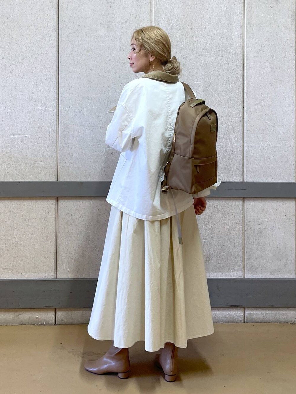 「メガネ女子、リュック・バッグ、ワントーン、高見え、ラフ、骨格ウェーブ、高身長、フェミニン、きれいめ、カジュアル、ウォッシャブル、BARNYARDSTORM、スカート、セールコーデ」|「BARNYARDSTORMのBARNYARDSTORM / BAILA11月掲載◆キレイめ11ポケリュック2【撥水】(バックパック/リュック、イエロー系)」を使った、みかさん(レディース・174cm)の冬コーディネートの2枚目の写真