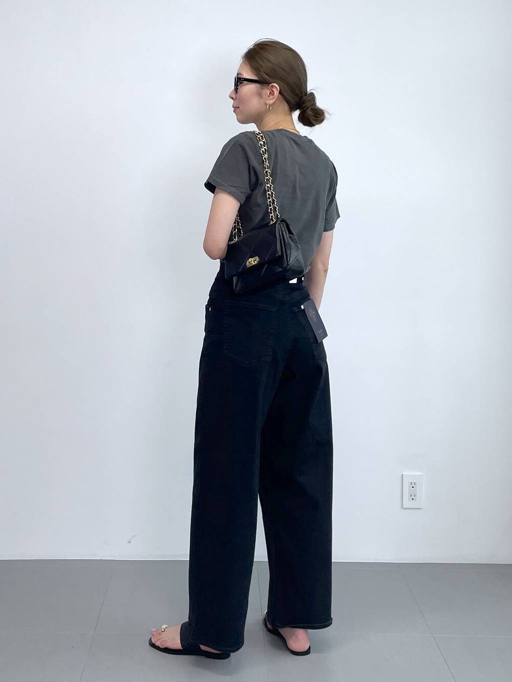 ブルー系のデニムパンツ、グレー系のTシャツ/カットソー、ゴールド系のネックレスを着用したレディースの春コーディネートの2枚目の写真