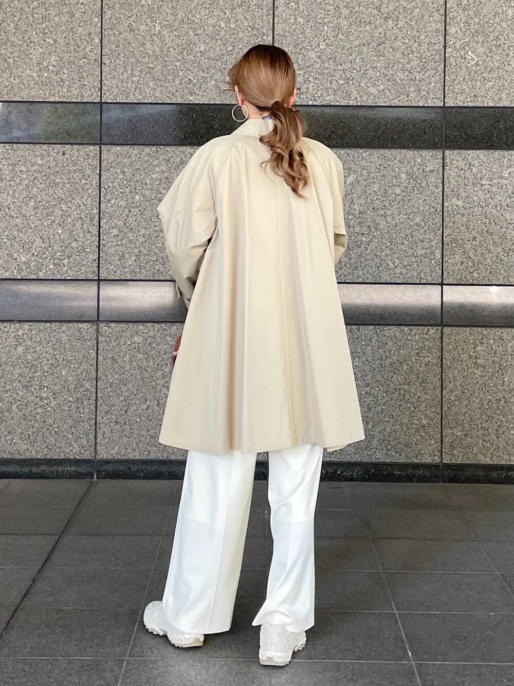 「ワントーン、高見え、ニット、ワイドパンツ、ラフ、骨格ウェーブ、高身長、フェミニン、きれいめ、カジュアル、ウォッシャブル、メガネ、BARNYARDSTORM、メガネ女子、トレンチコート」|「BARNYARDSTORMのBARNYARDSTORM / UVカットラウンドグラス(メガネ、ブラック系)」を使った、みかさん(レディース・174cm)の冬コーディネートの3枚目の写真