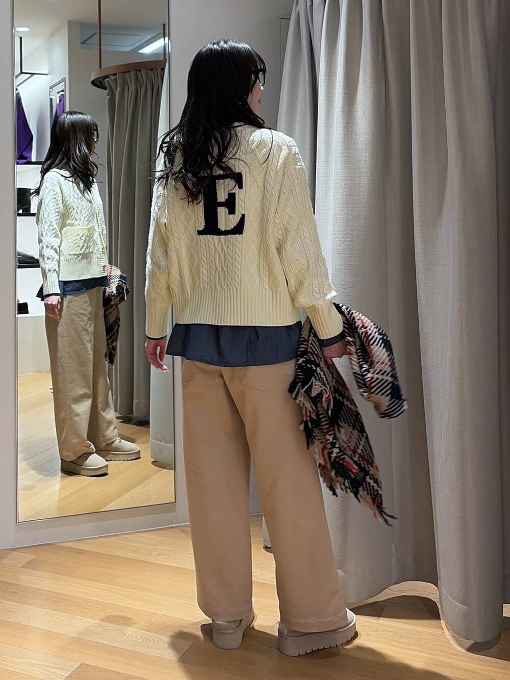 ベージュ系のスリッポン、ホワイト系のカーディガン/ボレロ、ブルー系のシャツ/ブラウスを着用したレディースの秋コーディネートの3枚目の写真