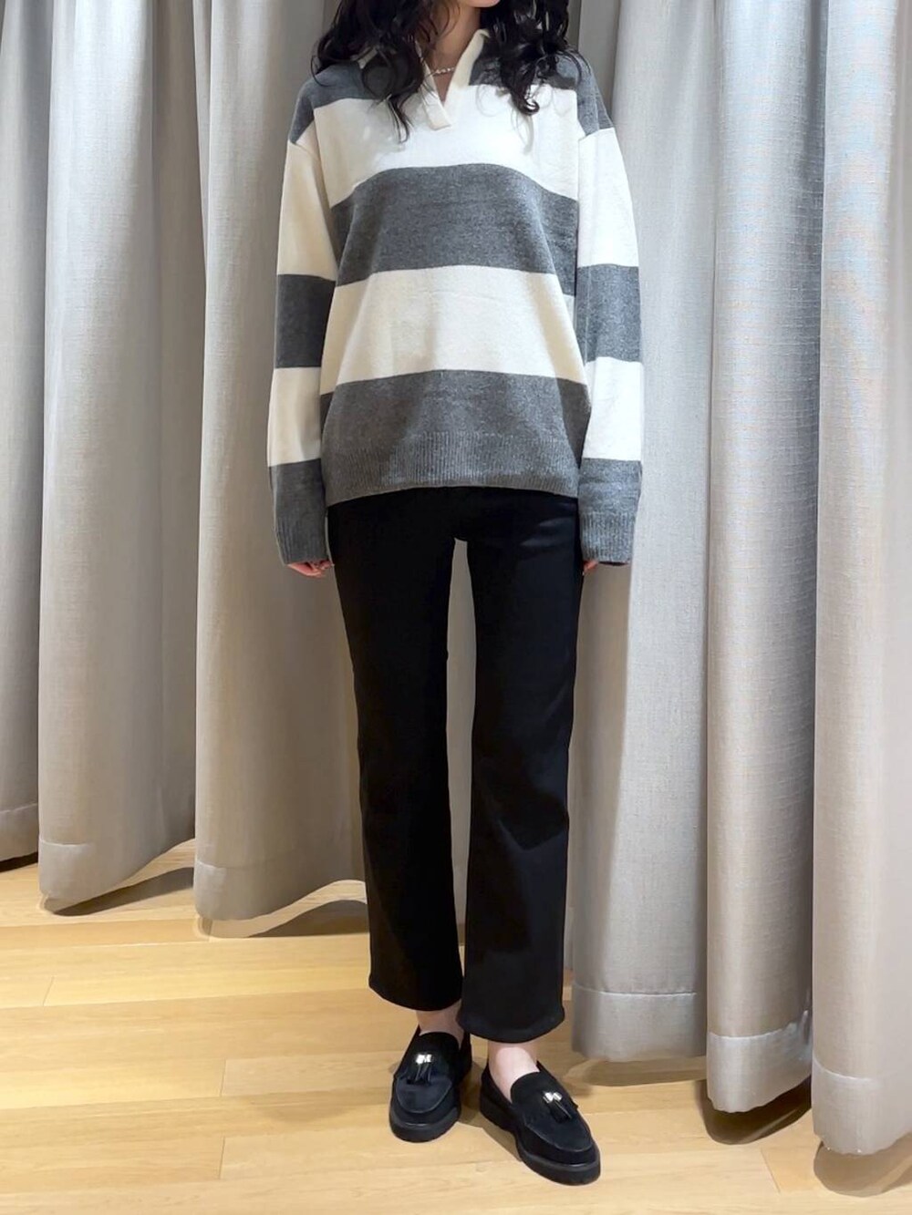 ホワイト系のニット/セーター、ブラック系のデニムパンツ、グレー系のピーコートを着用したレディースの秋コーディネートの2枚目の写真