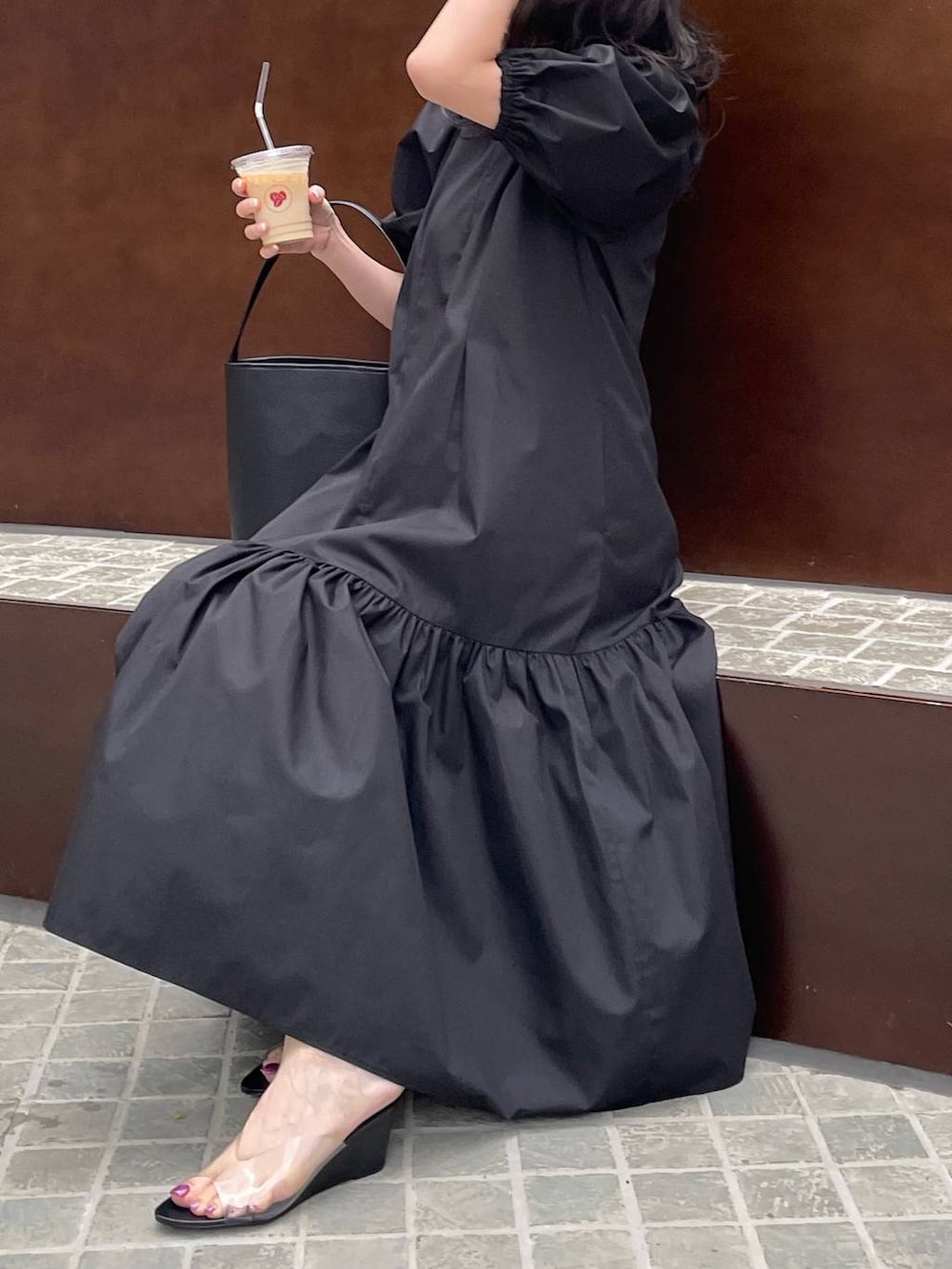 その他のサンダル、ブラック系のワンピース、ブラック系のタンクトップを着用したレディースの春コーディネートの3枚目の写真