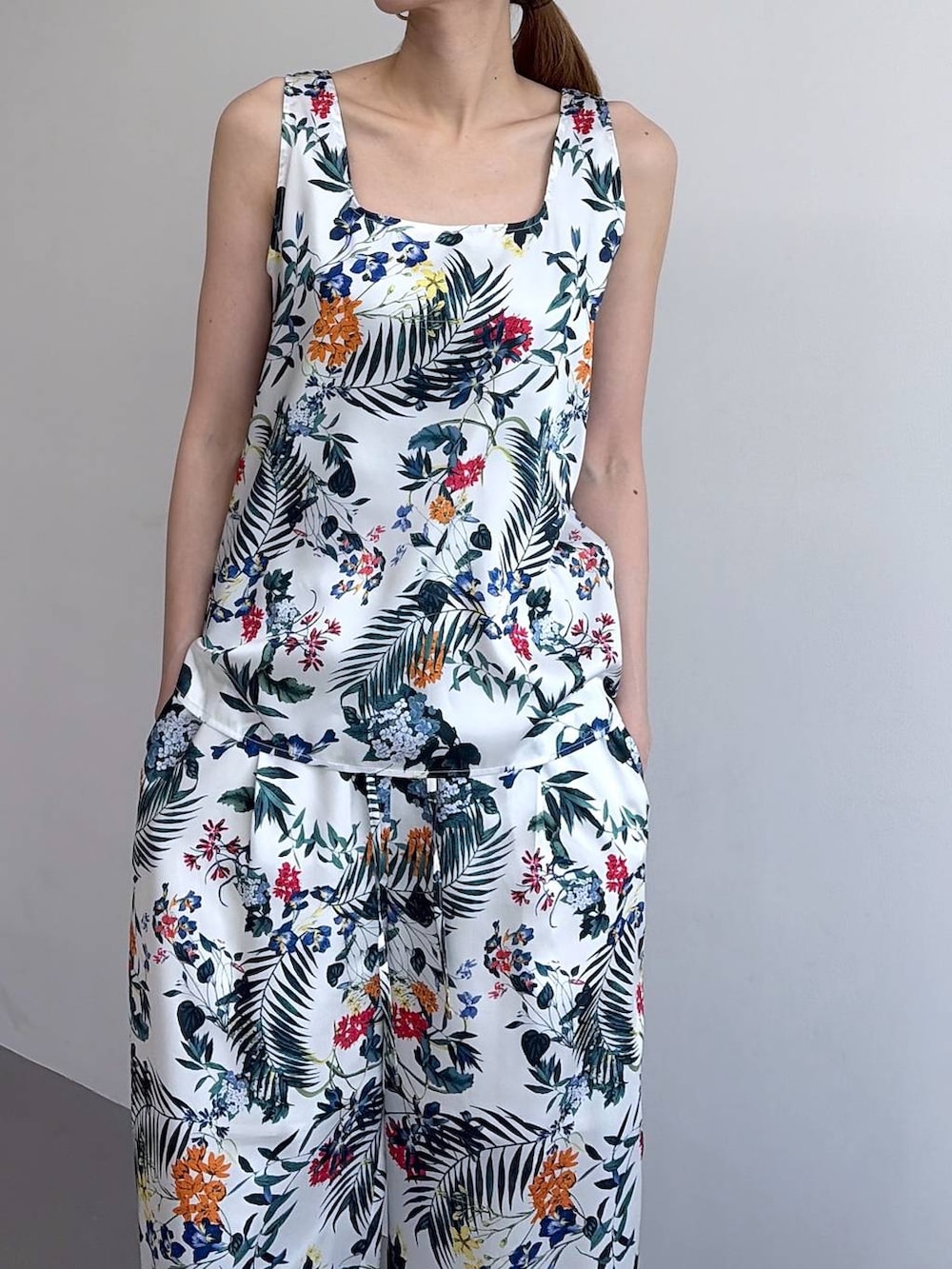 ホワイト系のタンクトップ、ホワイト系のその他パンツ、ベージュ系のパンプスを着用したレディースの冬コーディネートの4枚目の写真