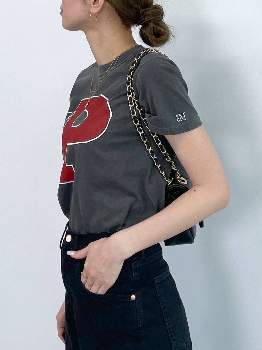 ブルー系のデニムパンツ、グレー系のTシャツ/カットソー、ゴールド系のネックレスを着用したレディースの春コーディネートの5枚目の写真