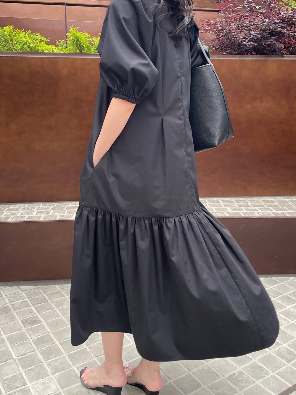 その他のサンダル、ブラック系のワンピース、ブラック系のタンクトップを着用したレディースの春コーディネートの2枚目の写真