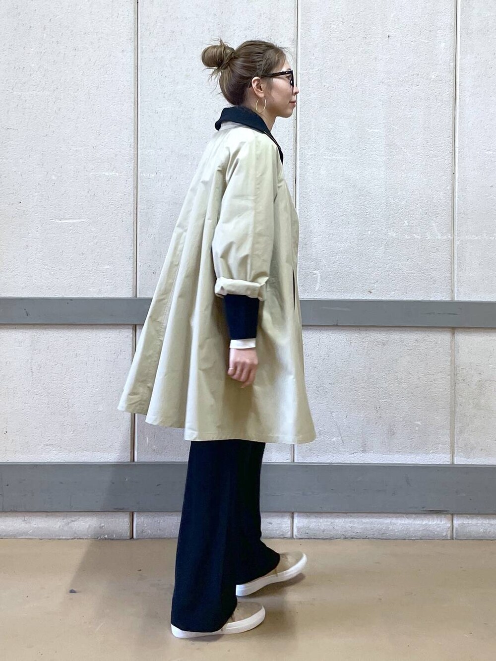 「ワントーン、高見え、ラフ、骨格ウェーブ、高身長、きれいめ、カジュアル、ウォッシャブル、メガネ、BARNYARDSTORM、メガネ女子、トレンチコート、セールコーデ、ワイドパンツ、スニーカー」|「BARNYARDSTORMのBARNYARDSTORM / UVカットラウンドグラス(メガネ、ブラック系)」を使った、みかさん(レディース・174cm)の冬コーディネートの4枚目の写真