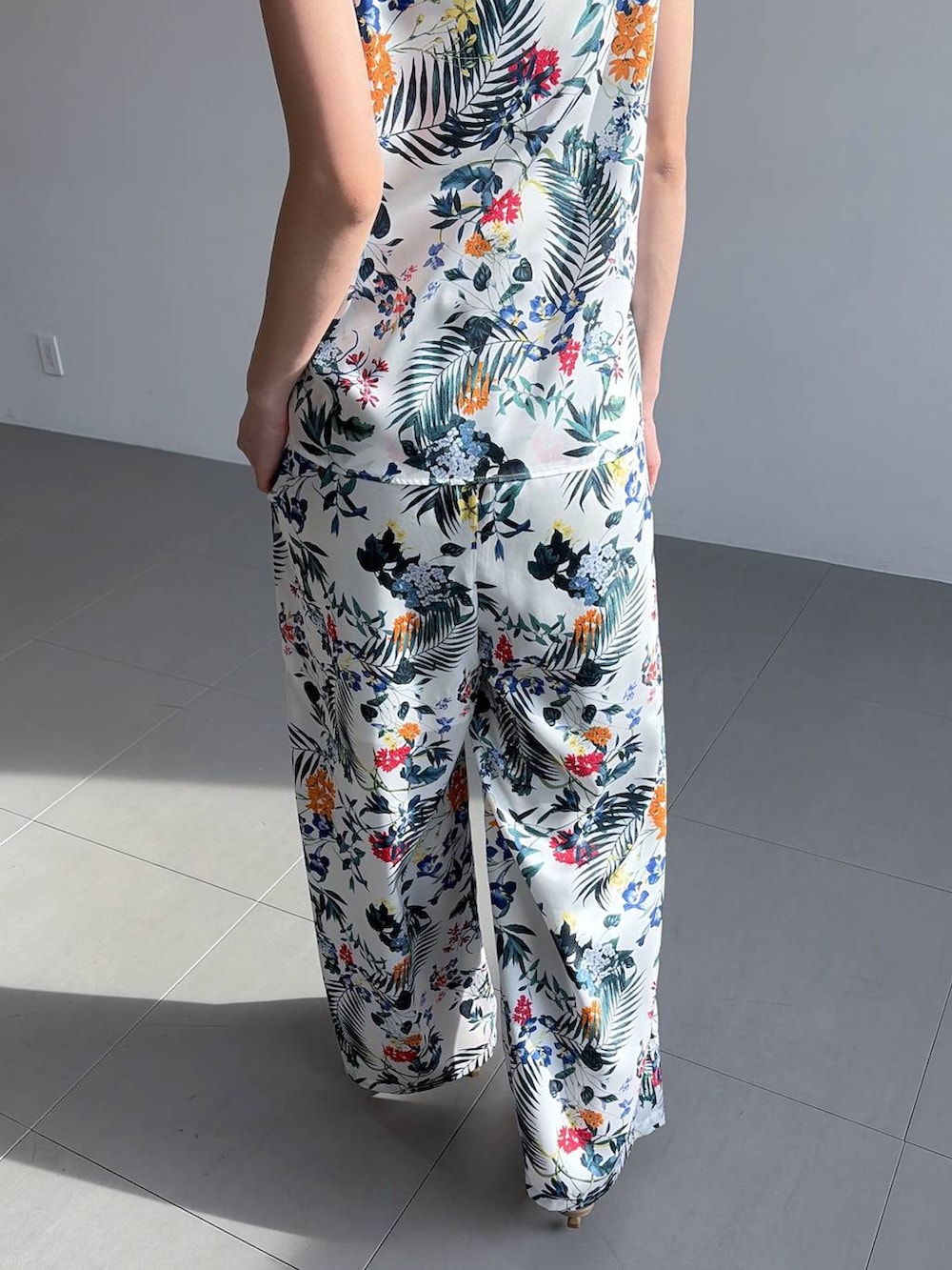 ホワイト系のタンクトップ、ホワイト系のその他パンツ、ベージュ系のパンプスを着用したレディースの冬コーディネートの5枚目の写真