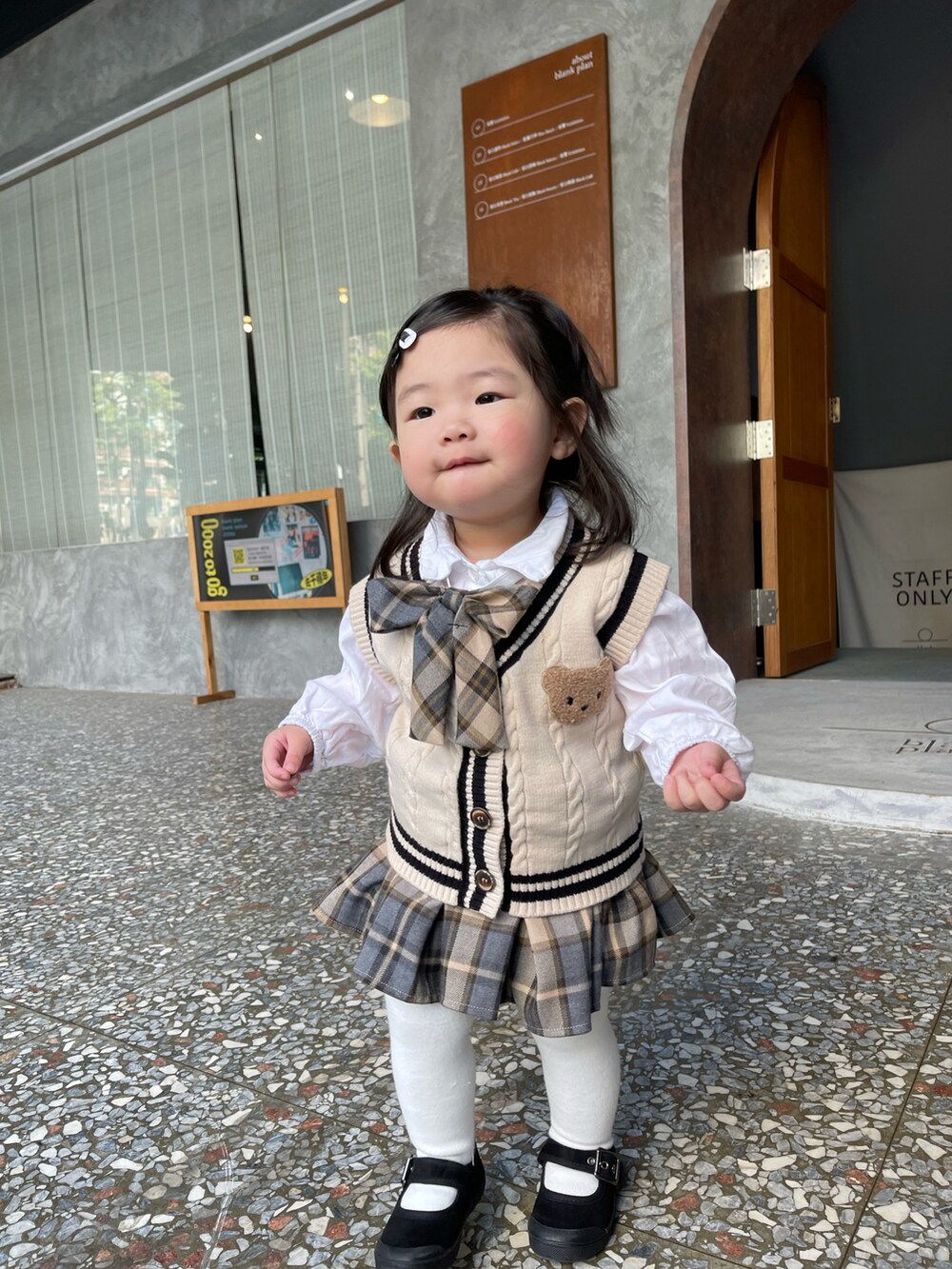 ブラック系のシューズを着用したキッズの冬コーディネートの4枚目の写真