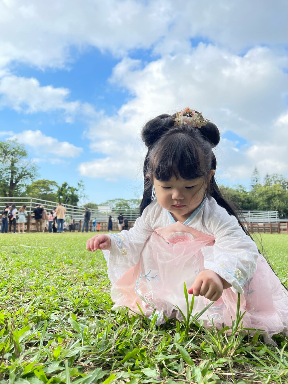 ピンク系のワンピース/ドレスを着用したレディースの秋コーディネートの3枚目の写真