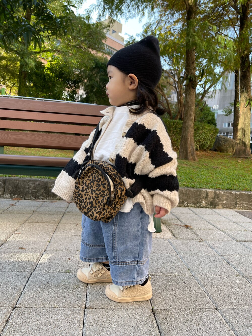 ブラック系のジャケット/アウターを着用したレディースの冬コーディネートの3枚目の写真