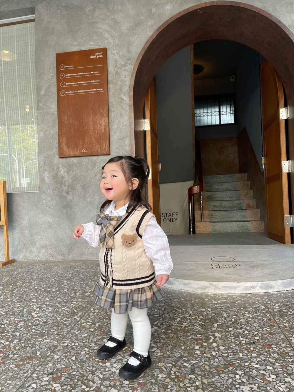 ブラック系のシューズを着用したキッズの冬コーディネートの5枚目の写真