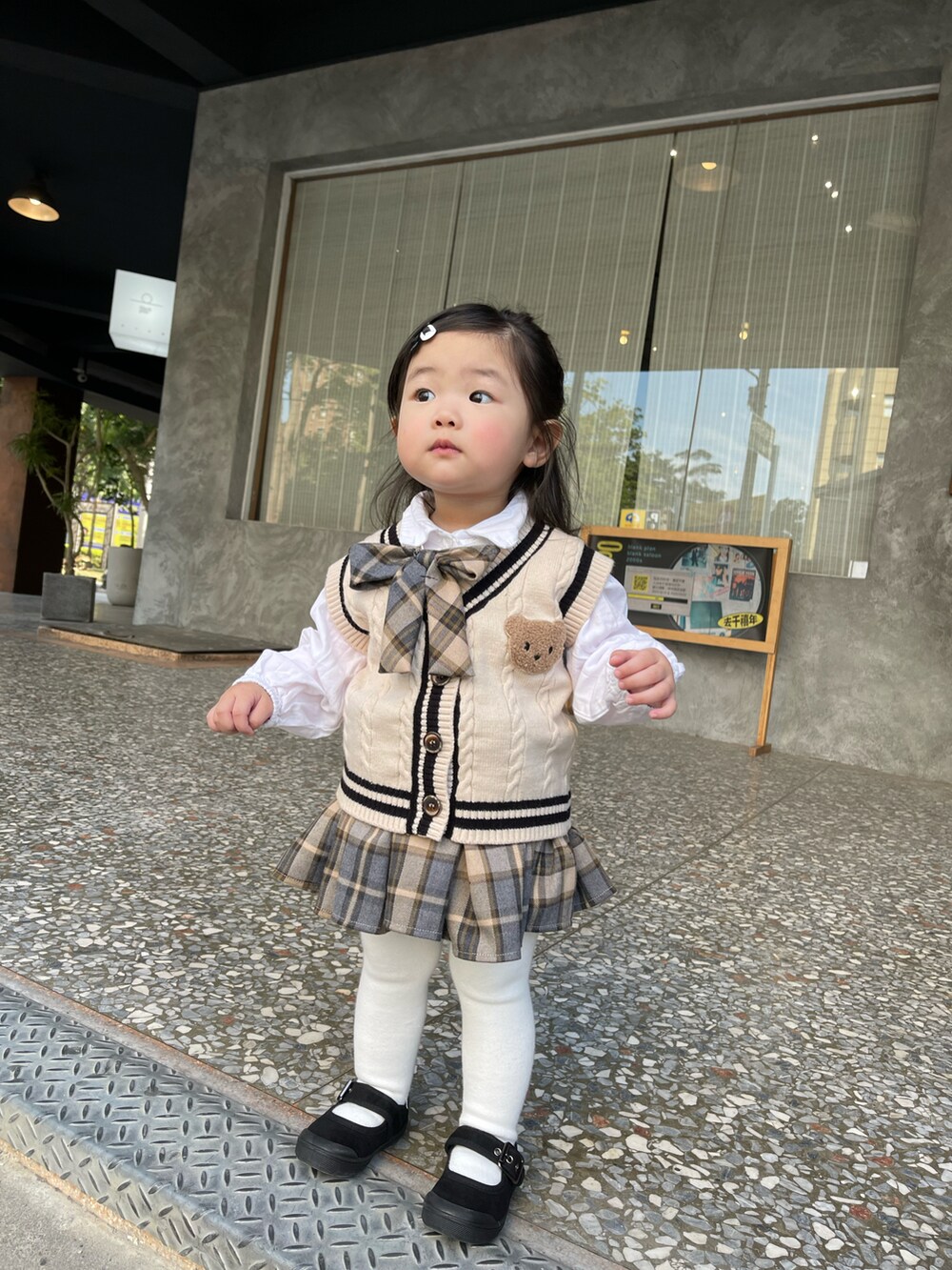 ブラック系のシューズを着用したキッズの冬コーディネートの2枚目の写真