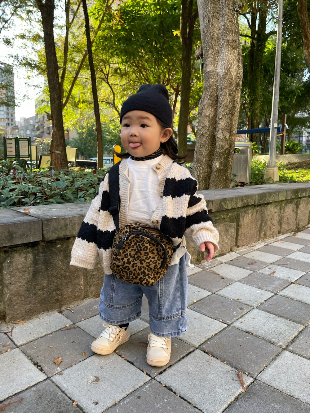 ブラック系のジャケット/アウターを着用したレディースの冬コーディネートの4枚目の写真