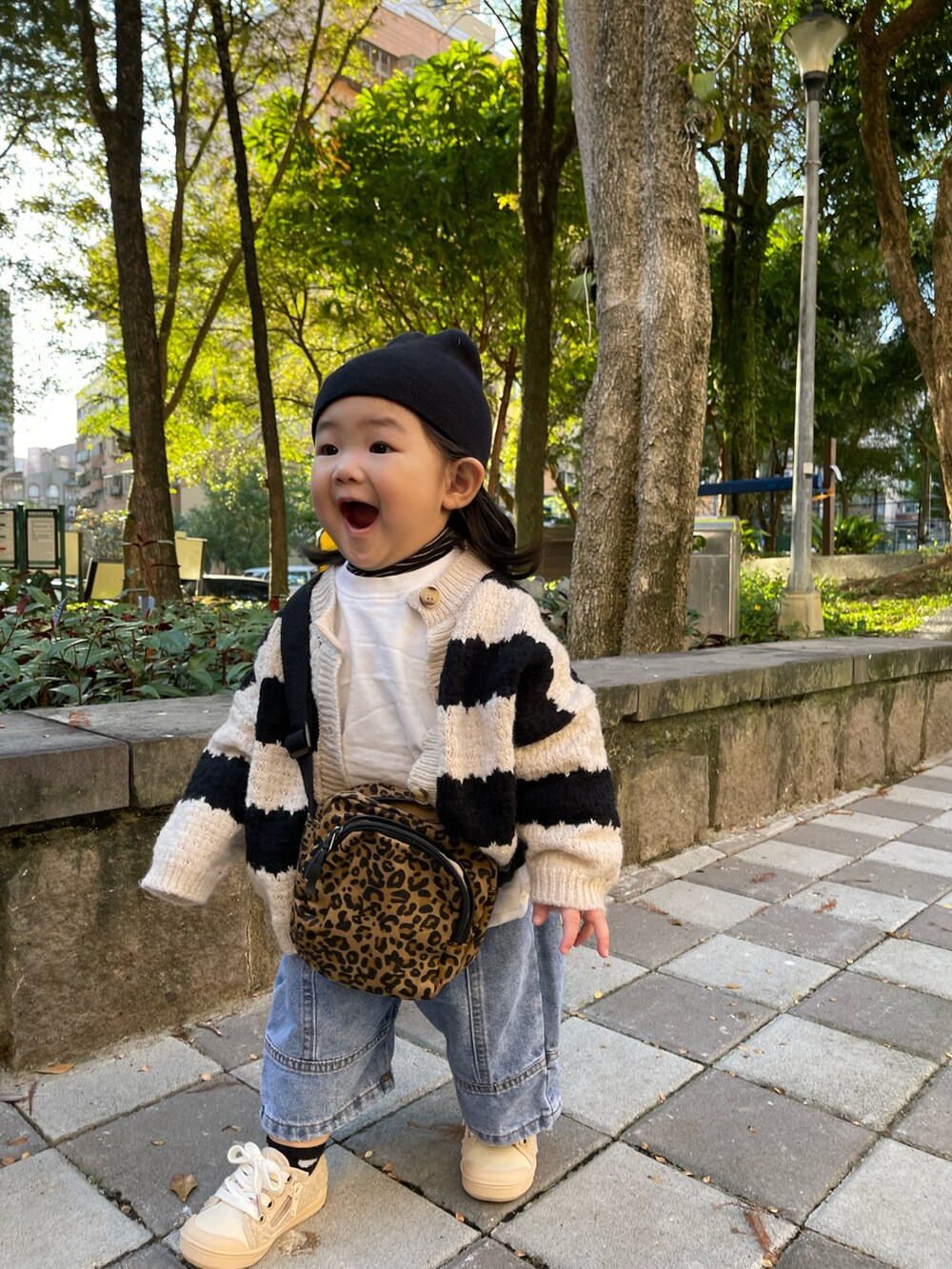 ブラック系のジャケット/アウターを着用したレディースの冬コーディネートの5枚目の写真