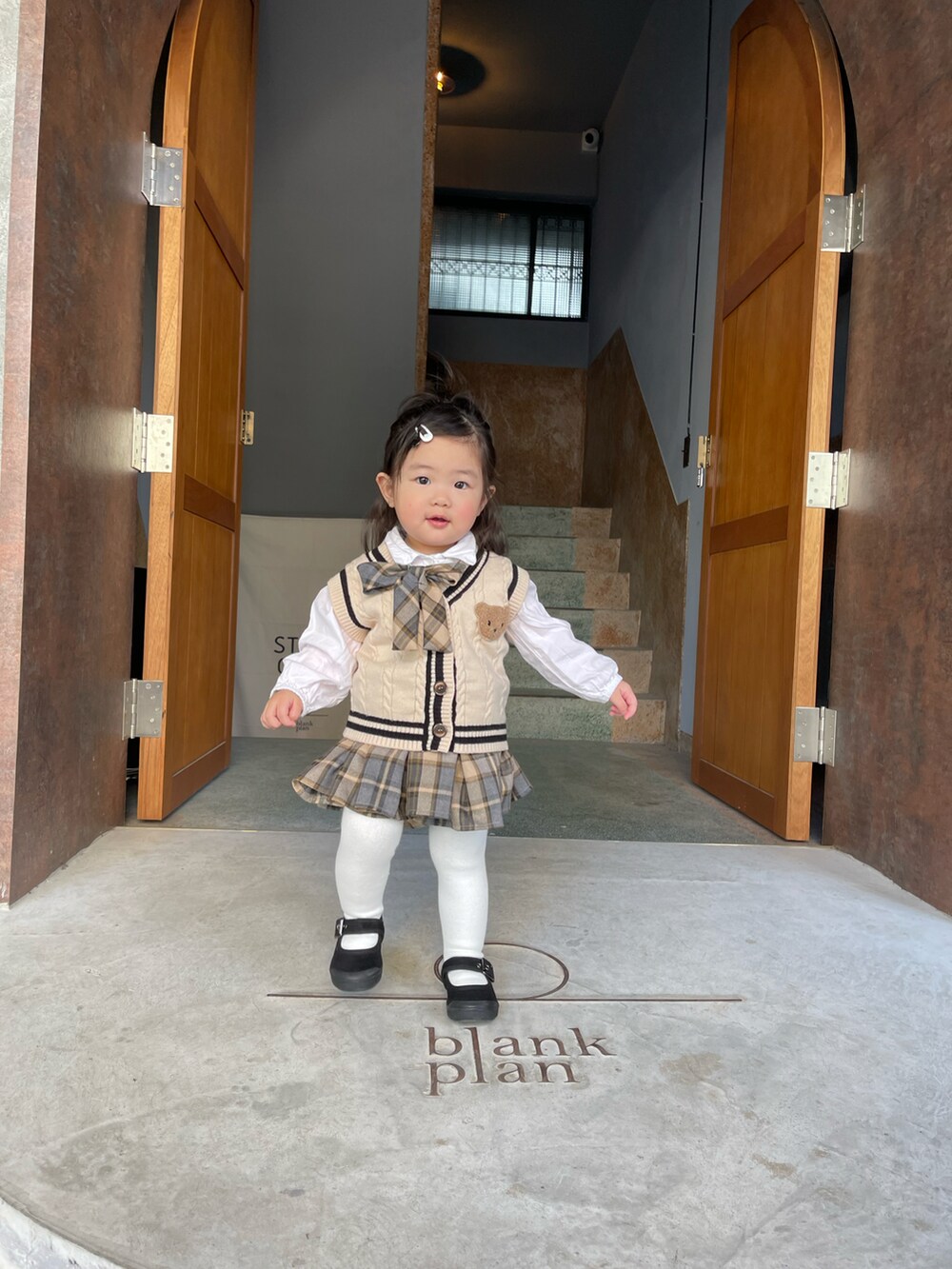 ブラック系のシューズを着用したキッズの冬コーディネートの3枚目の写真