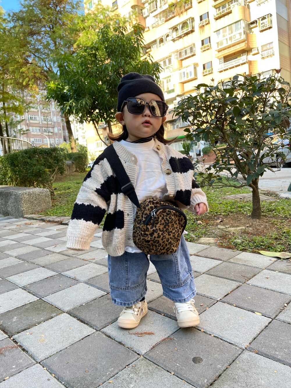 ブラック系のジャケット/アウターを着用したレディースの冬コーディネートの2枚目の写真