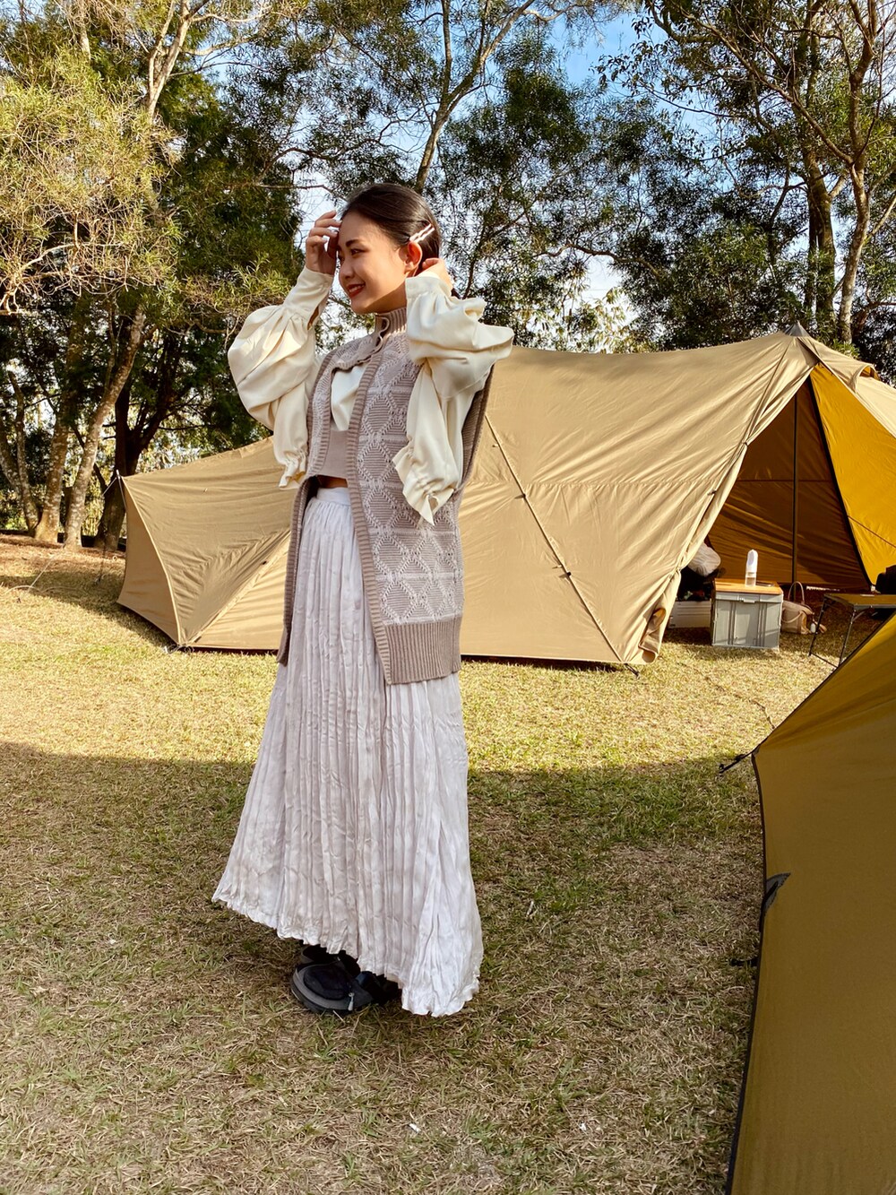 「SENSEOFPLACE、PAZZO、beamsxcrocs、whiteoutfit、ALLWHITE」｜「SENSE OF PLACE by URBAN RESEARCHのバックオープンジャガードベスト（ベスト、ベージュ系）」を使った、menghanさん（レディース・158cm）の秋コーディネートの2枚目の写真