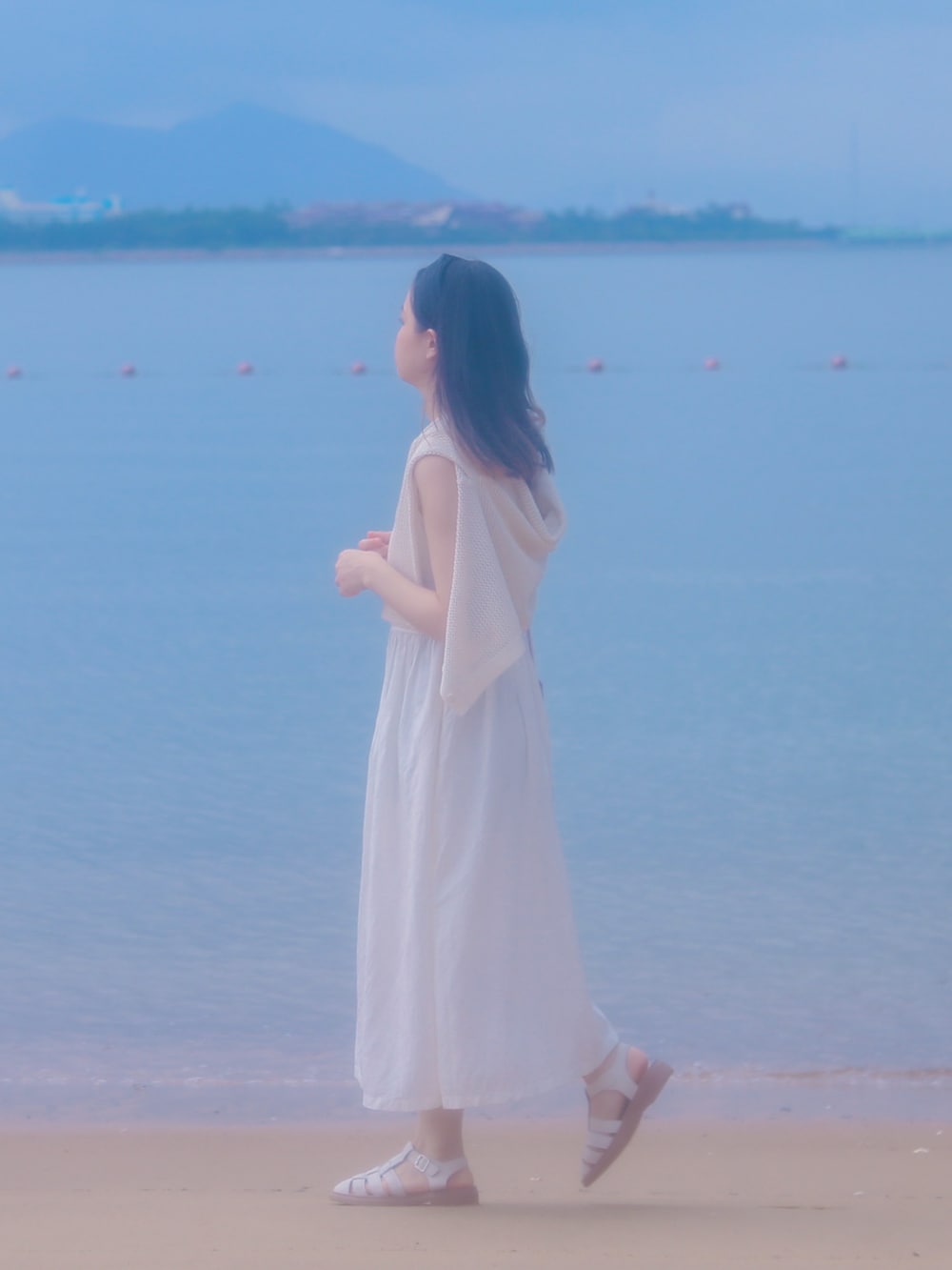 「海コーデ、ootd、休閒」｜「UNIQLOのアイテム（ワンピース、ホワイト系）」を使った、ソフィア☀️さん（レディース・158cm）の夏コーディネートの2枚目の写真