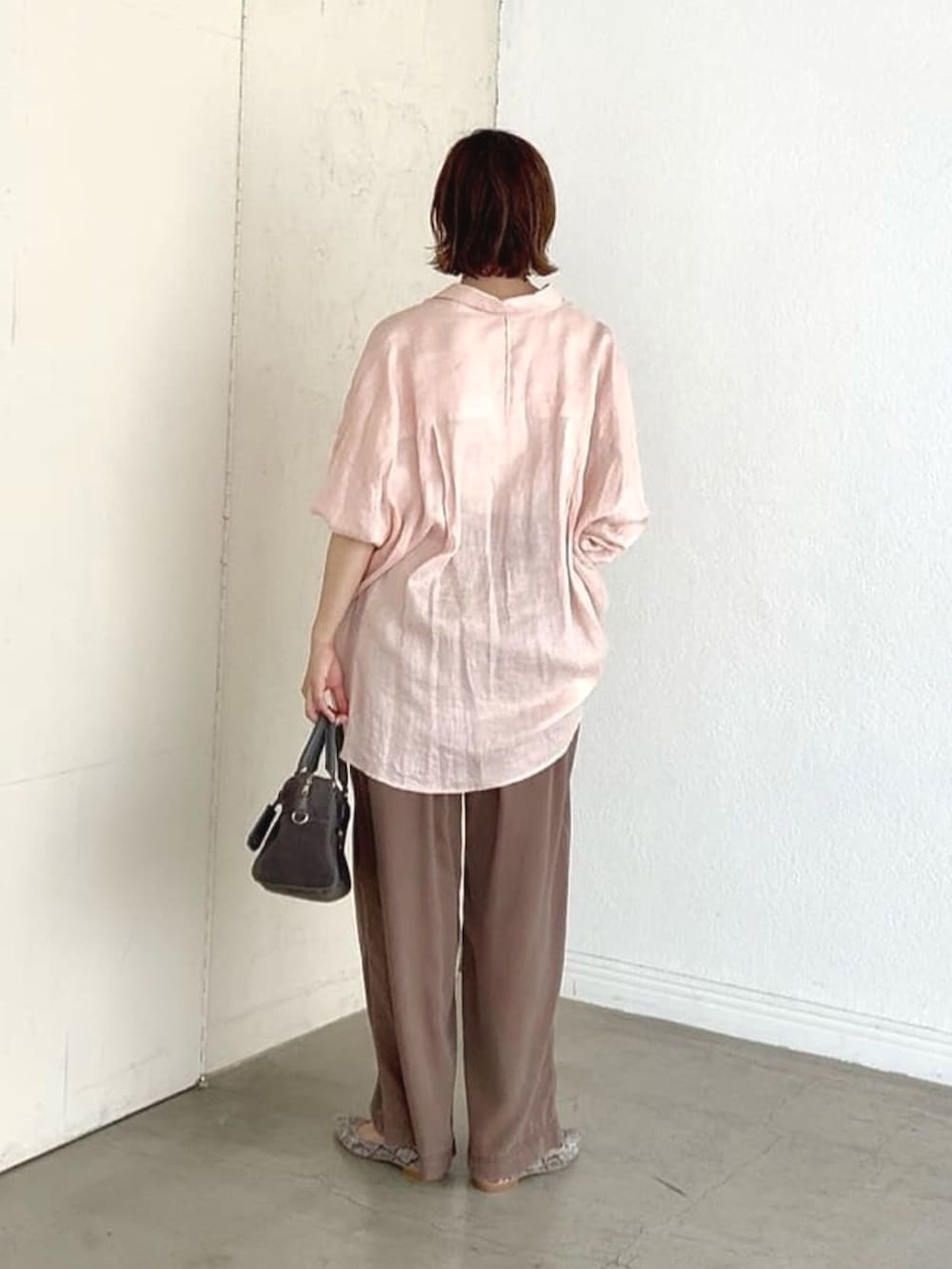 「シンプルスタイル、おでかけコーデ、ラクチンコーデ、パンツコーデ、30代コーデ、キレイめカジュアル、ゆるコーデ、秋服準備はじめました、秋コーデ、秋のコーデ、ピンク、リネンシャツ、アラフォーコーデ、アラフォー、イエベ春」｜「RIVE DROITEの予約【一枚でも羽織でも活躍！】リネンワイドシャツ（シャツ/ブラウス、ピンク系）」を使った、shihoさん（骨格ウェーブ・レディース・165cm）の夏コーディネートの3枚目の写真