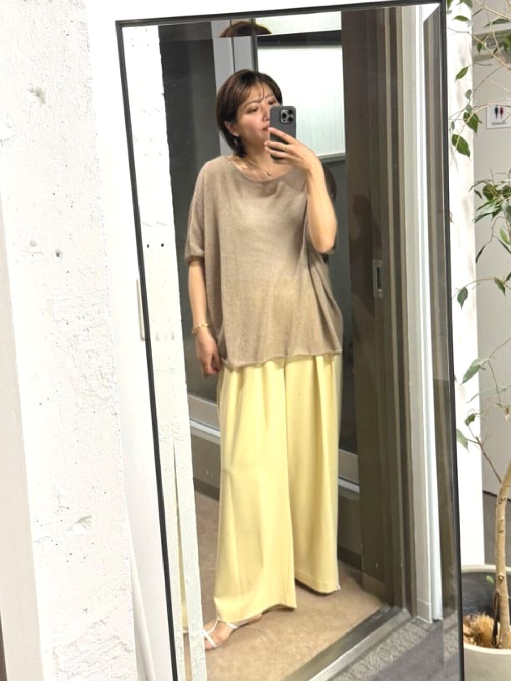 「大人女子、夏ファッション、オトナ女子、ゆるコーデ、楽チンコーデ、パンツコーデ、アラフォー、アラフォーコーデ、アラフォーファッション、骨格ウェーブ、30代、30代コーデ、30代ファッション」｜「RIVE DROITEの予約【さらっと着やすい】ペーパーポンチョニット（ニット/セーター、ブラウン系）」を使った、shihoさん（骨格ウェーブ・レディース・165cm）の春コーディネートの2枚目の写真