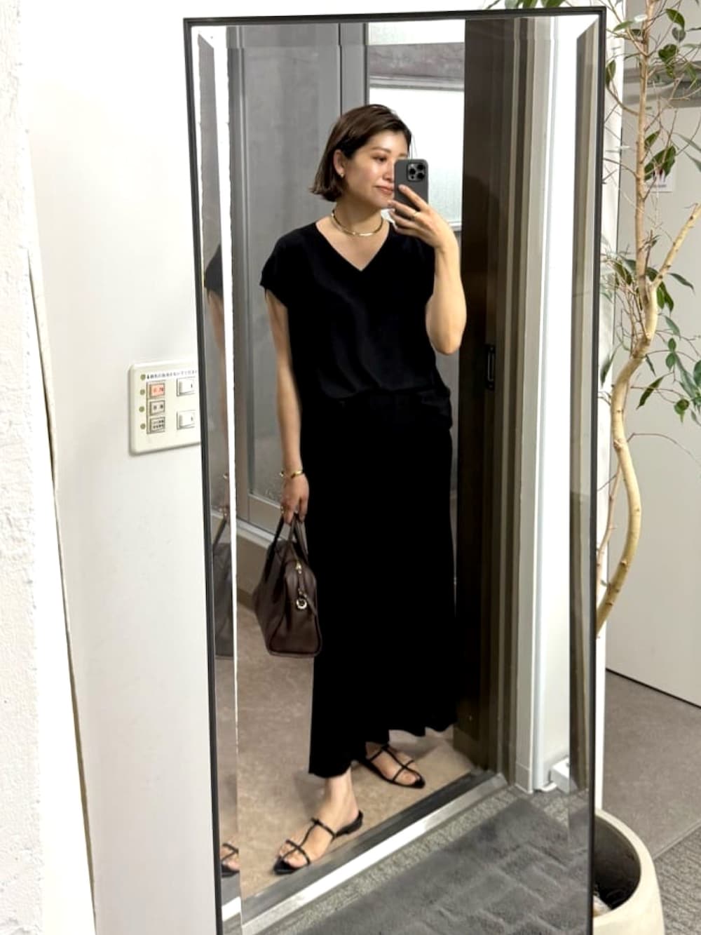 「セットアップ、夏服コーデ、シンプルスタイル、夏ルックで気分アップ、涼しいコーデ、夏服、女子会コーデ、デートコーデ、デート、通勤、通勤コーデ、涼しい、アラフォーコーデ、セットアップスタイル」｜「RIVE DROITEの【ひんやりタッチ・セットアップ対応可】レーヨン混バックテールニット（ニット/セーター、ブラック系）」を使った、shihoさん（骨格ウェーブ・レディース・165cm）の夏コーディネートの4枚目の写真