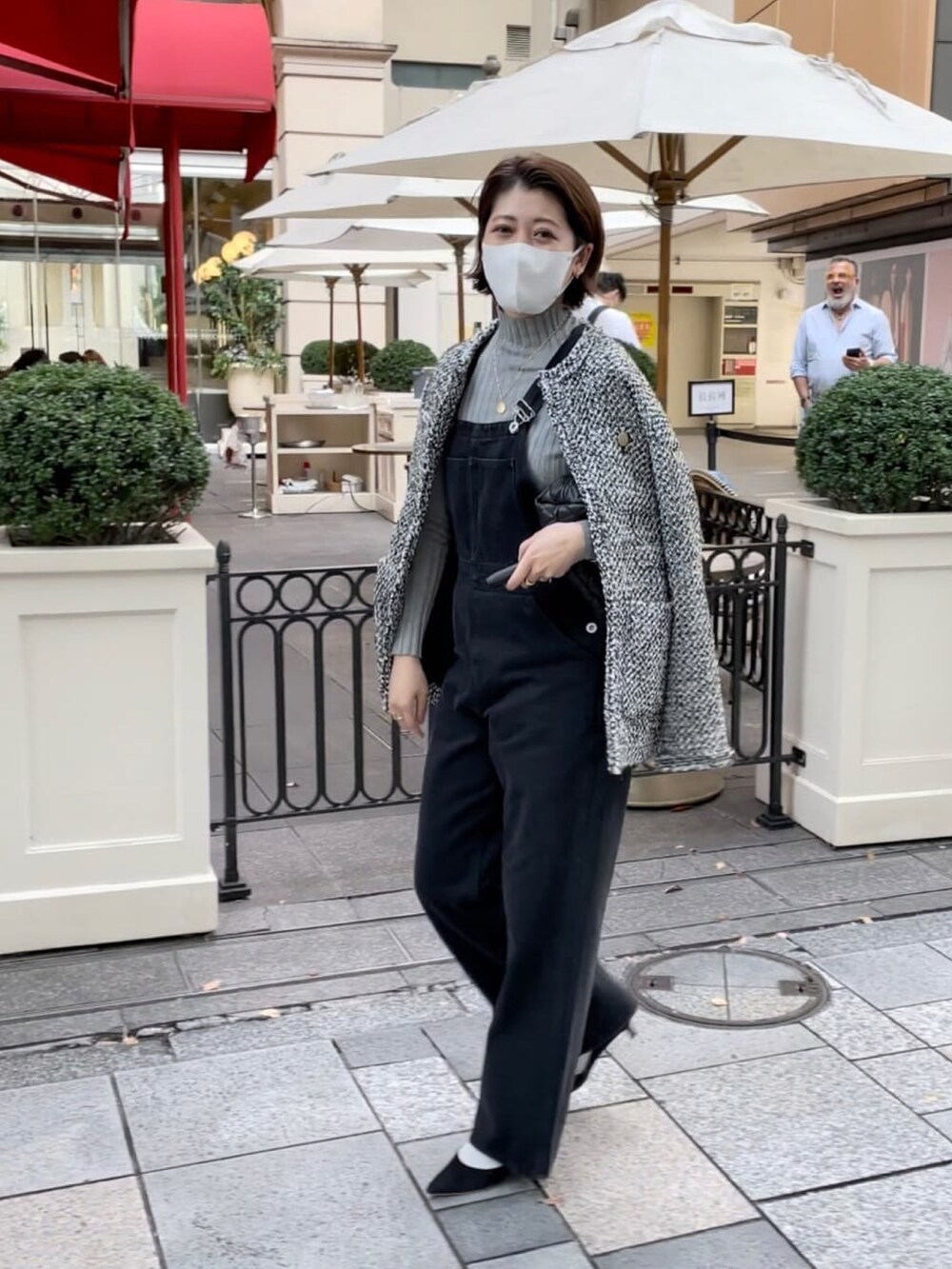 「カジュアルコーデ、大人コーデ、ニットコーデ、きれいめカジュアル、シンプルコーデ、サロペット、デニムサロペット、ツイード、ツイードジャケット、リヴドロワ、RIVEDROITE」｜「RIVE DROITEの今季大注目のジャケット！/ツイードフリンジジャケット（ノーカラージャケット、グレー系）」を使った、shihoさん（レディース・164cm）の秋コーディネートの3枚目の写真
