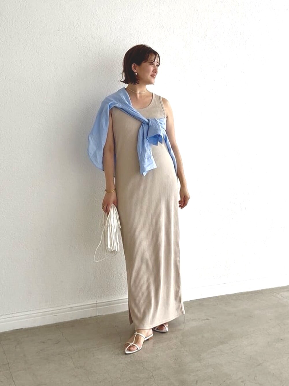 ブルー系のシャツ/ブラウス、ベージュ系のワンピース、シルバー系のネックレスを着用したレディースの夏コーディネートの4枚目の写真
