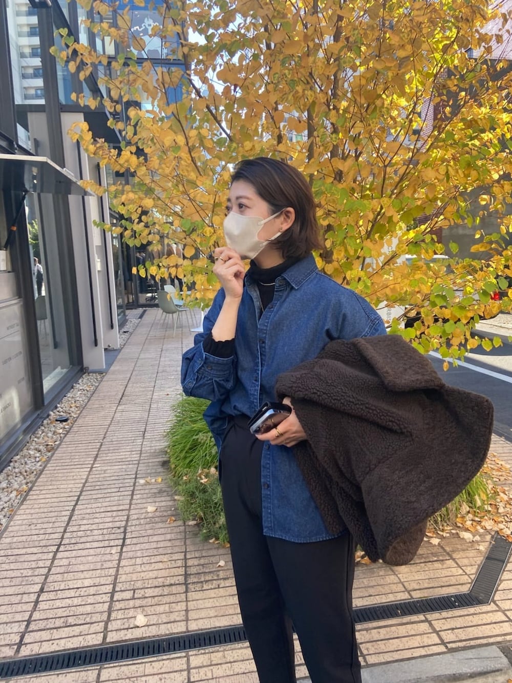 「秋冬コーデ、シンプルコーデ、お出かけコーデ、大人カジュアル、ゆるコーデ、大人コーデ、黒パンツ、黒テーパードパンツ、テーパードパンツ、デニムシャツ、ボアコート、ボアショートコート、ブラウンコーデ、ブラウン×ブラック」｜「RIVE DROITEの細見え効果抜群の美シルエット/小山田早織さんコラボパンツ（その他パンツ、ブラック系）」を使った、shihoさん（レディース・164cm）の冬コーディネートの3枚目の写真