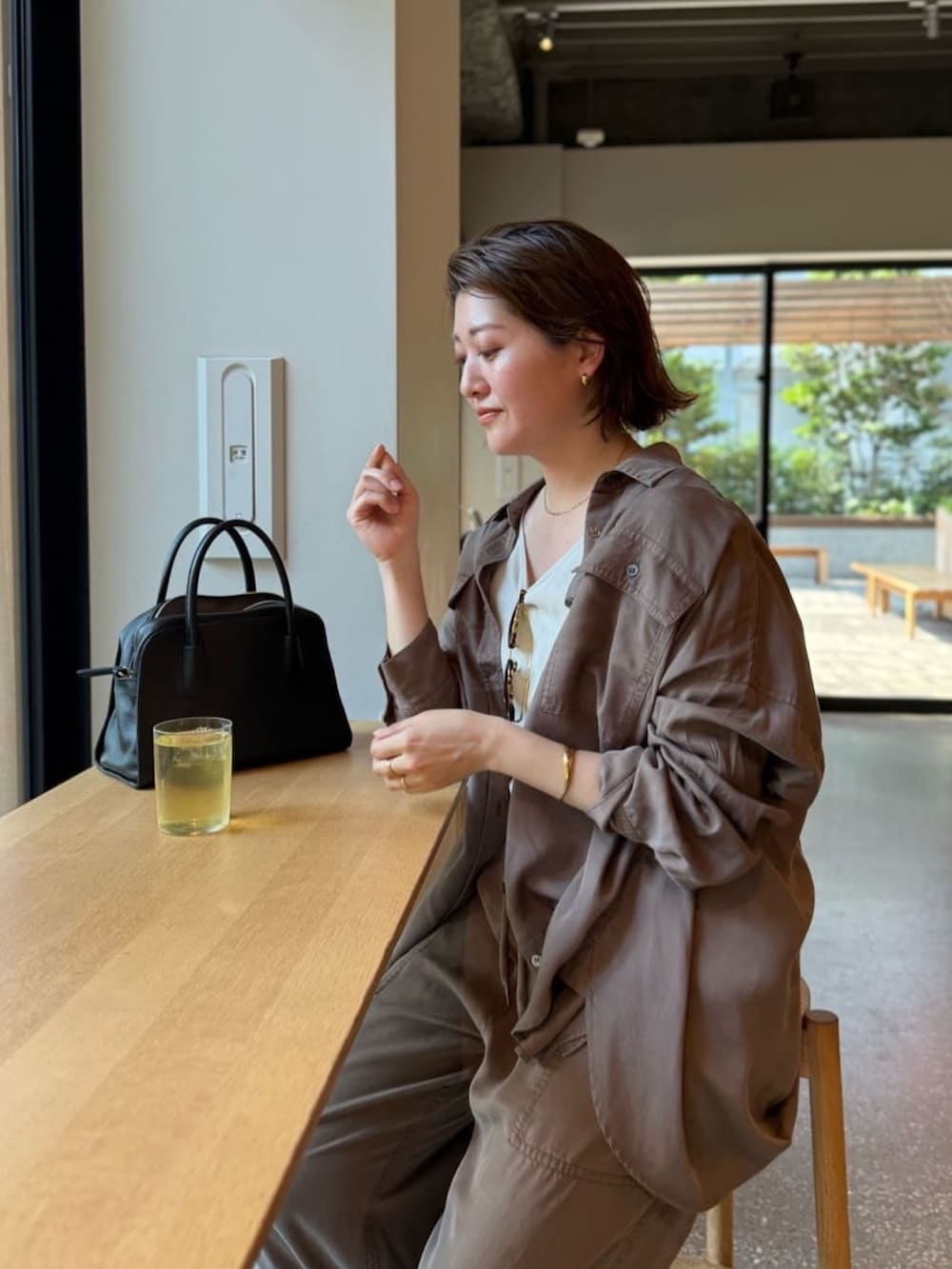「セットアップ、夏ルックで気分アップ、シンプルスタイル、夏服コーデ、おでかけコーデ、パンツコーデ、ラクチンコーデ、ワントーンコーデ、30代コーデ、ゆるコーデ、パンツスタイル、キレイめカジュアル、骨格ウェーブ、イエベ春、アラフォーコーデ」｜「RIVE DROITEの【キレイめにもカジュアルにも】レザーボストン（ボストンバッグ、ブラック系）」を使った、shihoさん（骨格ウェーブ・レディース・165cm）の夏コーディネートの6枚目の写真