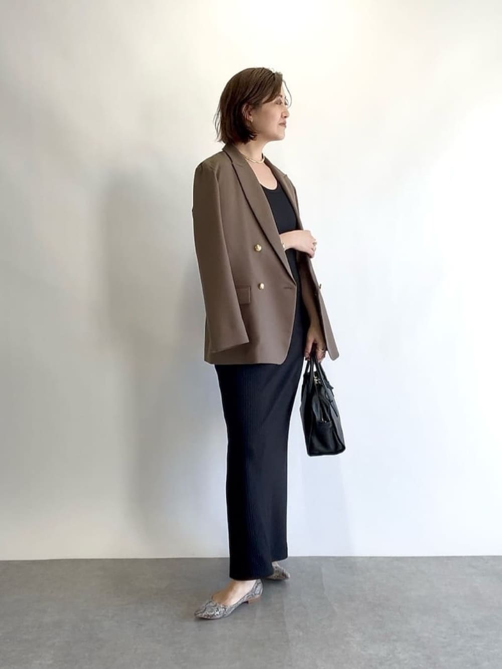 「ジャケット、ジャケットスタイル、ジャケットコーデ、ワンピ、ワンピース、ワンピーススタイル、ワンピースコーデ、綺麗めコーデ、きれいめカジュアル、きれいめ、デートコーデ、アラフォーコーデ、30代コーデ、秋服準備はじめました、秋コーデ」｜「RIVE DROITEの予約【秋の即戦力】ピーチツイルピークドラペルジャケット（テーラードジャケット、ブラウン系）」を使った、shihoさん（骨格ウェーブ・レディース・165cm）の夏コーディネートの2枚目の写真