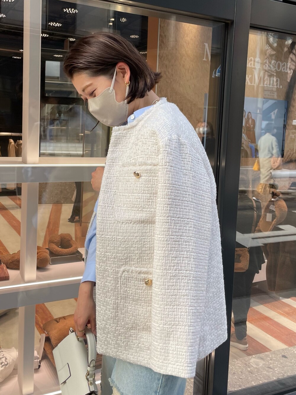 「きれいめカジュアル、ツイードジャケット、デニムコーデ、ダメージデニムパンツ、ワイドデニム、白ジャケット、デニム」｜「RIVE DROITEの柔らかくソフトな風合い/オックスフォードシャツ（シャツ/ブラウス、ブルー系）」を使った、shihoさん（レディース・164cm）の冬コーディネートの3枚目の写真