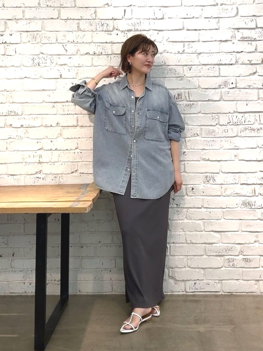 「アラフォーコーデ、30代コーデ、30代ファッション、ワンピース、ワンピーススタイル、ワンピースコーデ、デニムシャツ、おでかけコーデ、オトナカジュアル、夏コーデ、大人ファッション、骨格ウェーブ」｜「RIVE DROITEの2WAYリブタンクワンピース（ワンピース、グレー系）」を使った、shihoさん（骨格ウェーブ・レディース・165cm）の春コーディネートの3枚目の写真