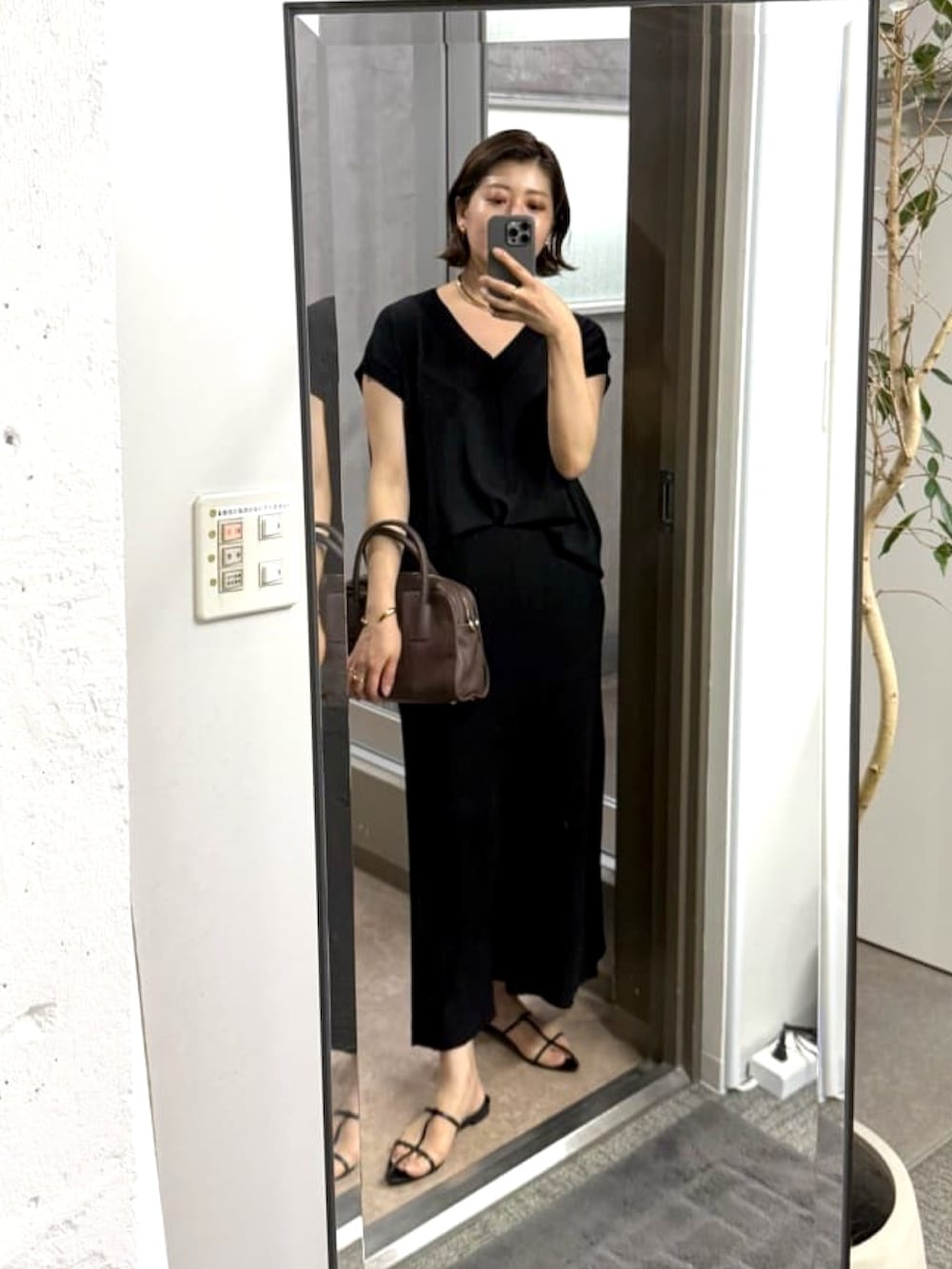 「セットアップ、夏服コーデ、シンプルスタイル、夏ルックで気分アップ、涼しいコーデ、夏服、女子会コーデ、デートコーデ、デート、通勤、通勤コーデ、涼しい、アラフォーコーデ、セットアップスタイル」｜「RIVE DROITEの【ひんやりタッチ・セットアップ対応可】レーヨン混バックテールニット（ニット/セーター、ブラック系）」を使った、shihoさん（骨格ウェーブ・レディース・165cm）の夏コーディネートの3枚目の写真