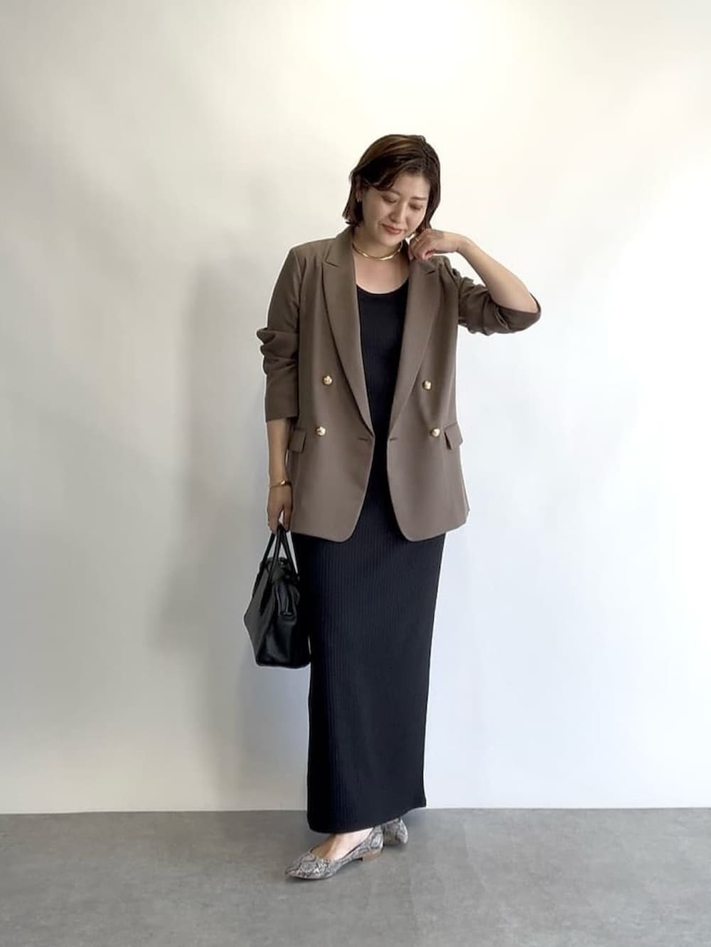 「ジャケット、ジャケットスタイル、ジャケットコーデ、ワンピ、ワンピース、ワンピーススタイル、ワンピースコーデ、綺麗めコーデ、きれいめカジュアル、きれいめ、デートコーデ、アラフォーコーデ、30代コーデ、秋服準備はじめました、秋コーデ」｜「RIVE DROITEの予約【秋の即戦力】ピーチツイルピークドラペルジャケット（テーラードジャケット、ブラウン系）」を使った、shihoさん（骨格ウェーブ・レディース・165cm）の夏コーディネートの5枚目の写真