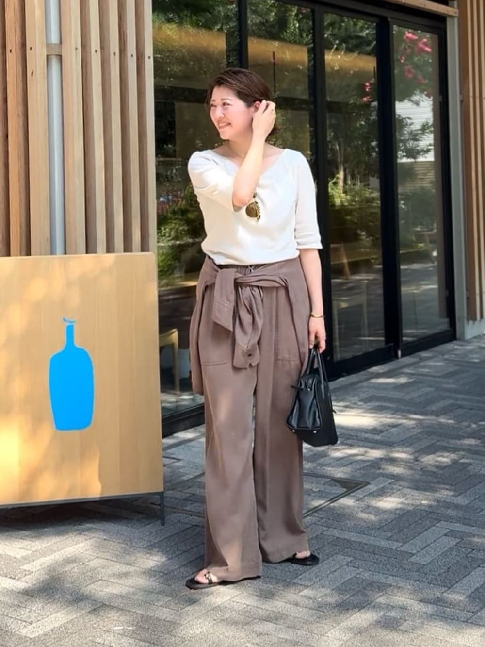 「セットアップ、夏ルックで気分アップ、シンプルスタイル、夏服コーデ、おでかけコーデ、パンツコーデ、ラクチンコーデ、ワントーンコーデ、30代コーデ、ゆるコーデ、パンツスタイル、キレイめカジュアル、骨格ウェーブ、イエベ春、アラフォーコーデ」｜「RIVE DROITEの【キレイめにもカジュアルにも】レザーボストン（ボストンバッグ、ブラック系）」を使った、shihoさん（骨格ウェーブ・レディース・165cm）の夏コーディネートの5枚目の写真
