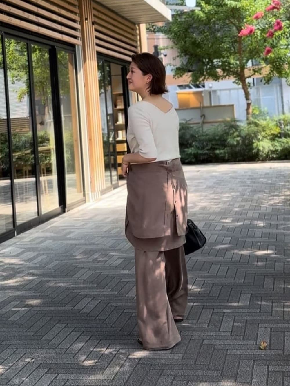 「セットアップ、夏ルックで気分アップ、シンプルスタイル、夏服コーデ、おでかけコーデ、パンツコーデ、ラクチンコーデ、ワントーンコーデ、30代コーデ、ゆるコーデ、パンツスタイル、キレイめカジュアル、骨格ウェーブ、イエベ春、アラフォーコーデ」｜「RIVE DROITEの【キレイめにもカジュアルにも】レザーボストン（ボストンバッグ、ブラック系）」を使った、shihoさん（骨格ウェーブ・レディース・165cm）の夏コーディネートの4枚目の写真