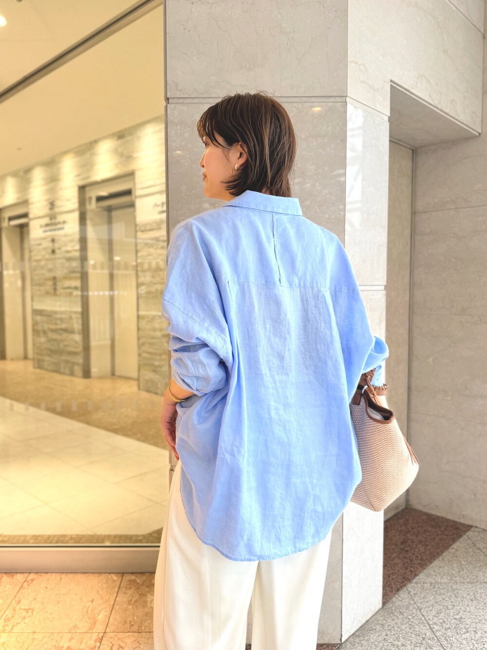「シャツスタイル、シャツ、シャツコーデ、スラックス、春カラー、オフィスカジュアル、イエベ春、春めき満開コーデ」｜「RIVE DROITEの予約【ベストセラー/7色展開/夏まで活躍】リネンワイドシャツ（シャツ/ブラウス、ブルー系）」を使った、shihoさん（骨格ウェーブ・レディース・165cm）の春コーディネートの7枚目の写真