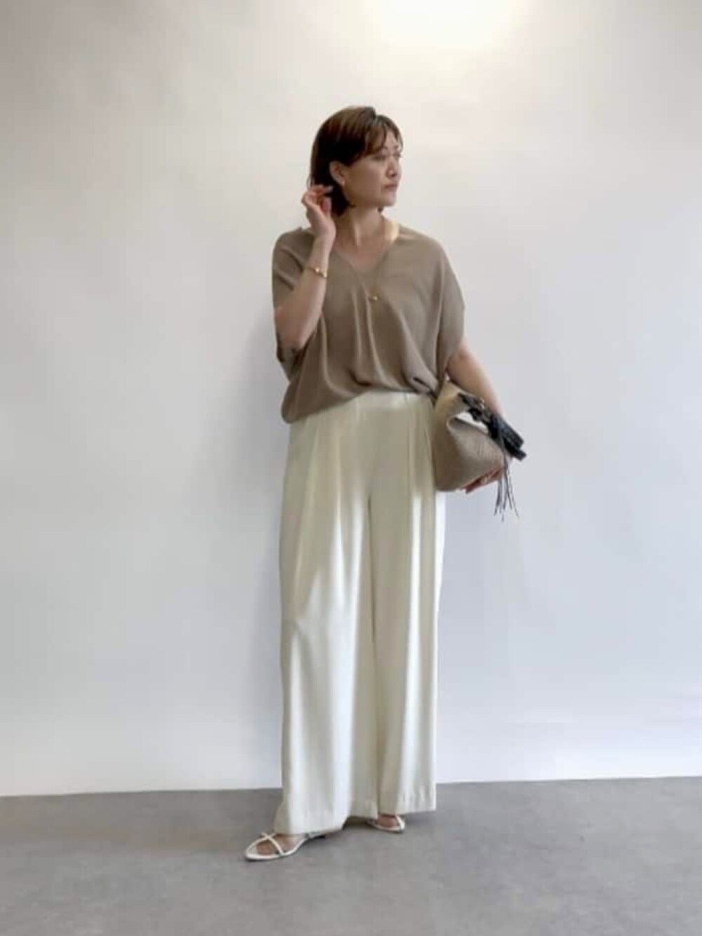「シンプルスタイル、夏ファッション、大人ファッション、パンツコーデ、オフィススタイル、お仕事コーデ、骨格ウェーブ、アラフォー、アラフォーコーデ、30代コーデ、30代ファッション、30代」｜「RIVE DROITEの手洗い可/タックワイドスラックス（スラックス、ホワイト系）」を使った、shihoさん（骨格ウェーブ・レディース・165cm）の夏コーディネートの2枚目の写真
