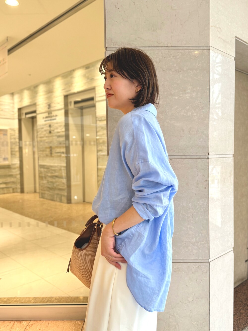 「シャツスタイル、シャツ、シャツコーデ、スラックス、春カラー、オフィスカジュアル、イエベ春、春めき満開コーデ」｜「RIVE DROITEの予約【ベストセラー/7色展開/夏まで活躍】リネンワイドシャツ（シャツ/ブラウス、ブルー系）」を使った、shihoさん（骨格ウェーブ・レディース・165cm）の春コーディネートの6枚目の写真