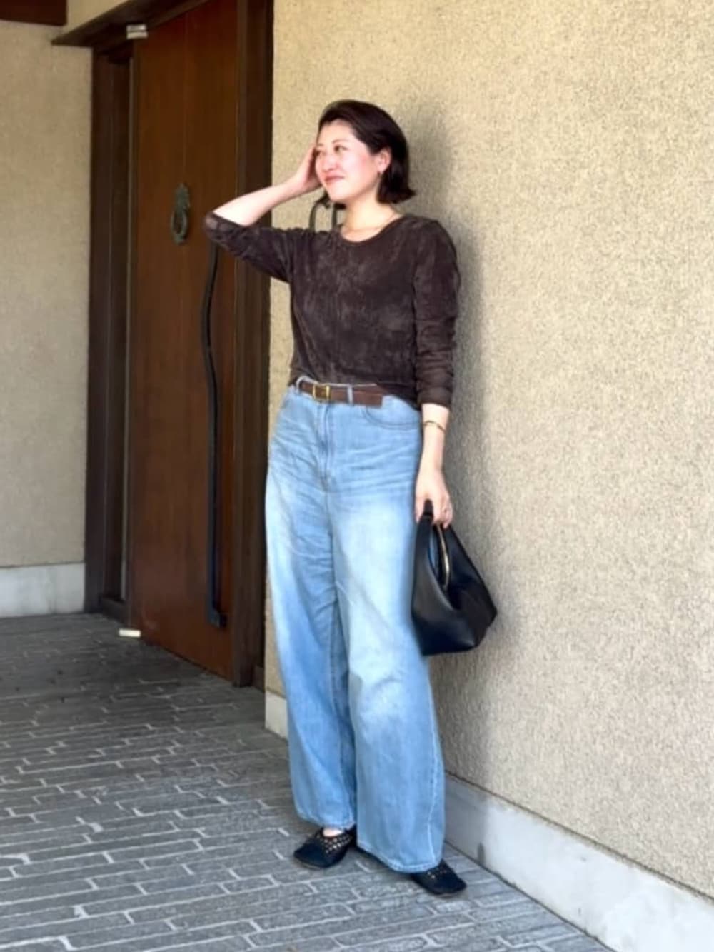 ブラウン系のTシャツ/カットソー、ブルー系のデニムパンツ、ブラウン系のベルトを着用したレディースの秋コーディネートの2枚目の写真