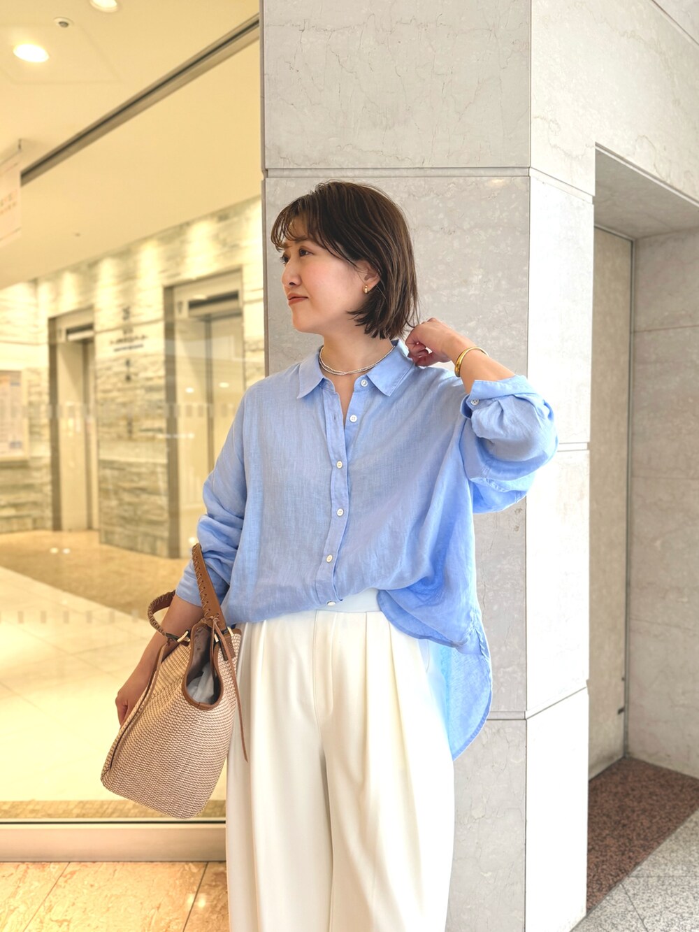 「シャツスタイル、シャツ、シャツコーデ、スラックス、春カラー、オフィスカジュアル、イエベ春、春めき満開コーデ」｜「RIVE DROITEの予約【ベストセラー/7色展開/夏まで活躍】リネンワイドシャツ（シャツ/ブラウス、ブルー系）」を使った、shihoさん（骨格ウェーブ・レディース・165cm）の春コーディネートの5枚目の写真