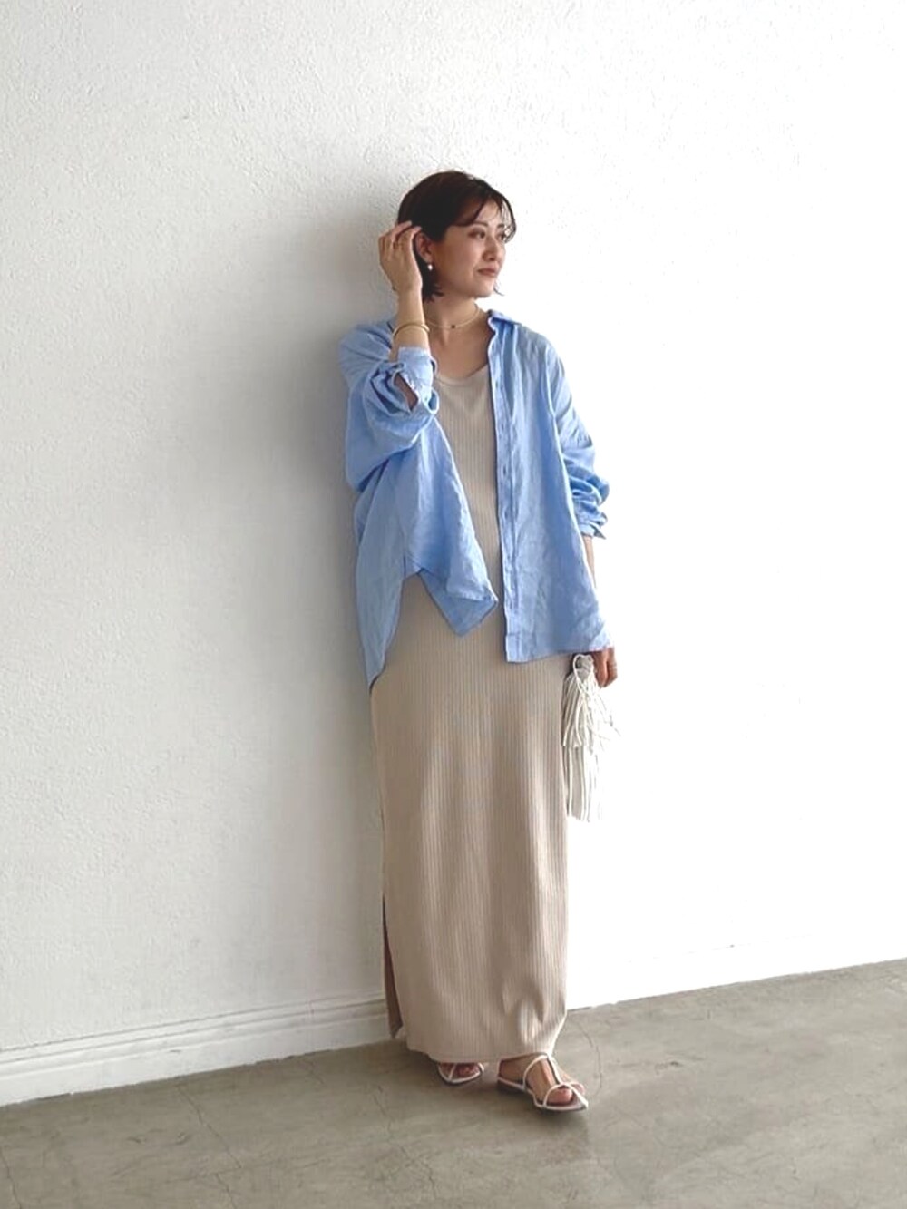 ブルー系のシャツ/ブラウス、ベージュ系のワンピース、シルバー系のネックレスを着用したレディースの夏コーディネートの2枚目の写真