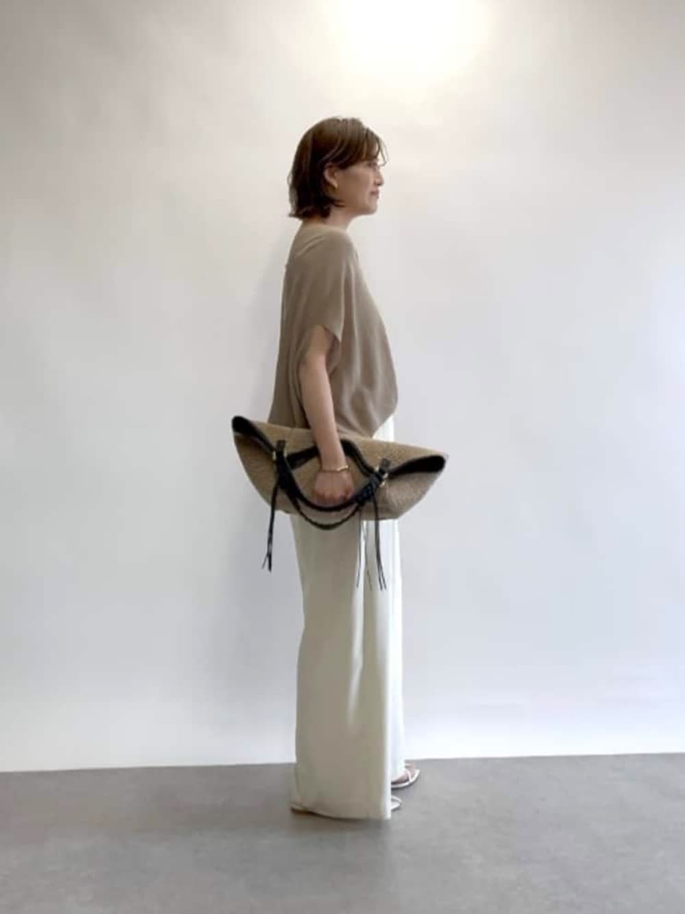 「シンプルスタイル、夏ファッション、大人ファッション、パンツコーデ、オフィススタイル、お仕事コーデ、骨格ウェーブ、アラフォー、アラフォーコーデ、30代コーデ、30代ファッション、30代」｜「RIVE DROITEの手洗い可/タックワイドスラックス（スラックス、ホワイト系）」を使った、shihoさん（骨格ウェーブ・レディース・165cm）の夏コーディネートの3枚目の写真
